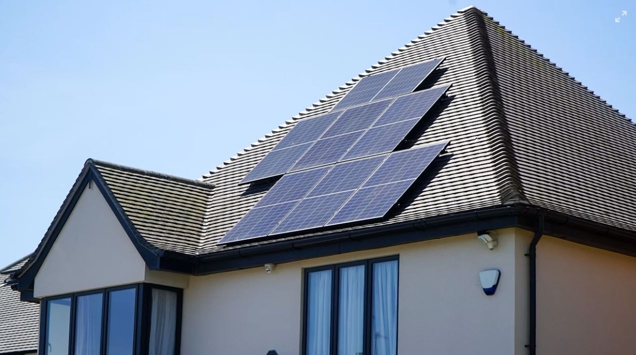 Tejado con placas solares para autoconsumo