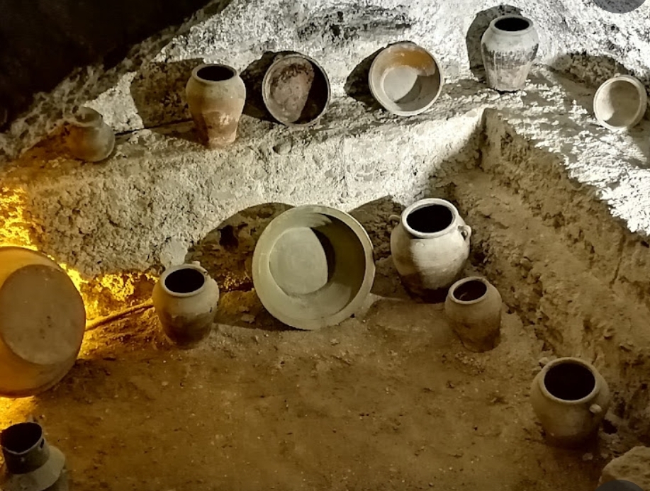 Tomás García -  Cuevas de la villa en Requena